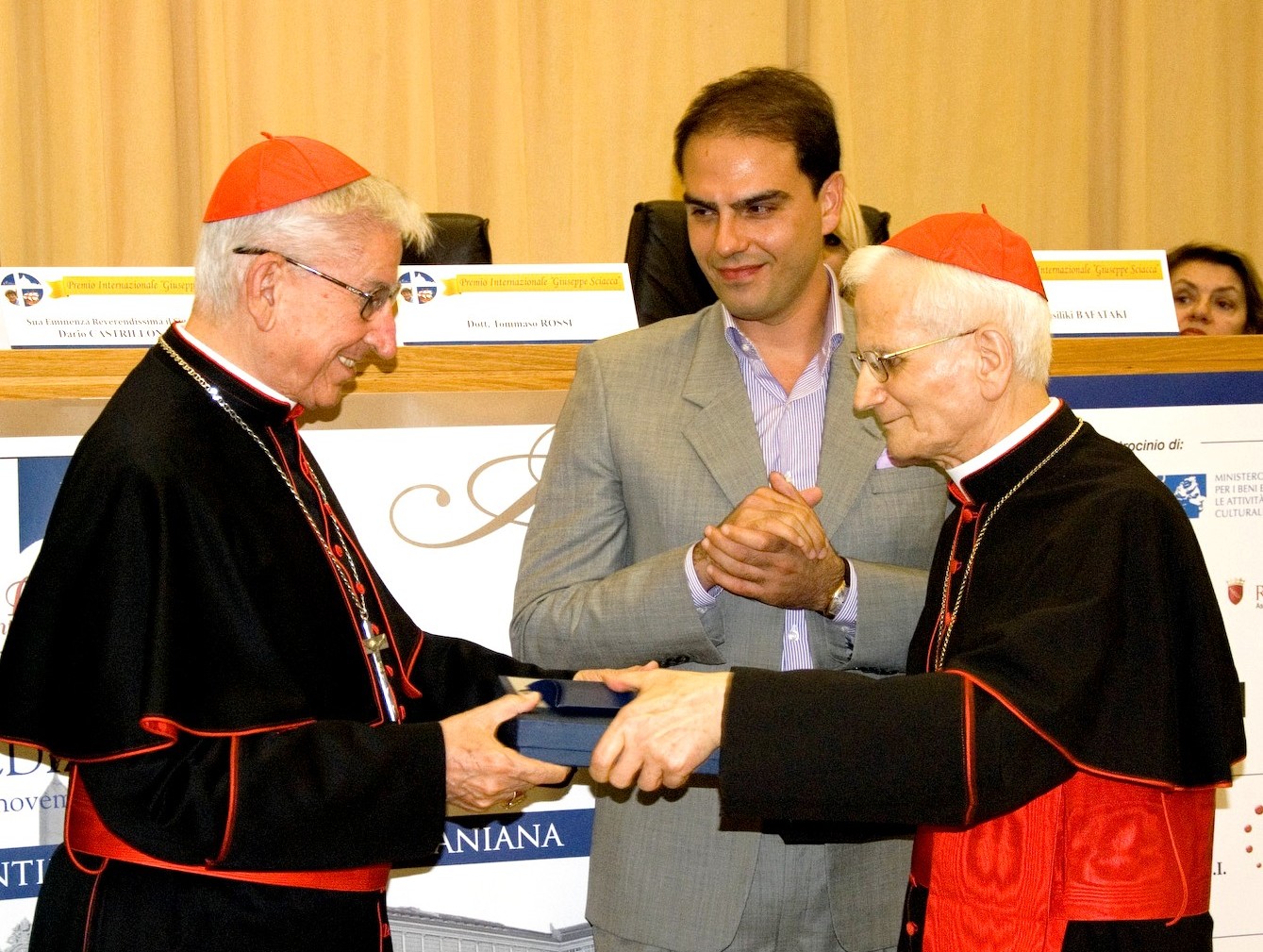 Il Presidente onorario consegna il Premio Speciale al Cardinale Farina