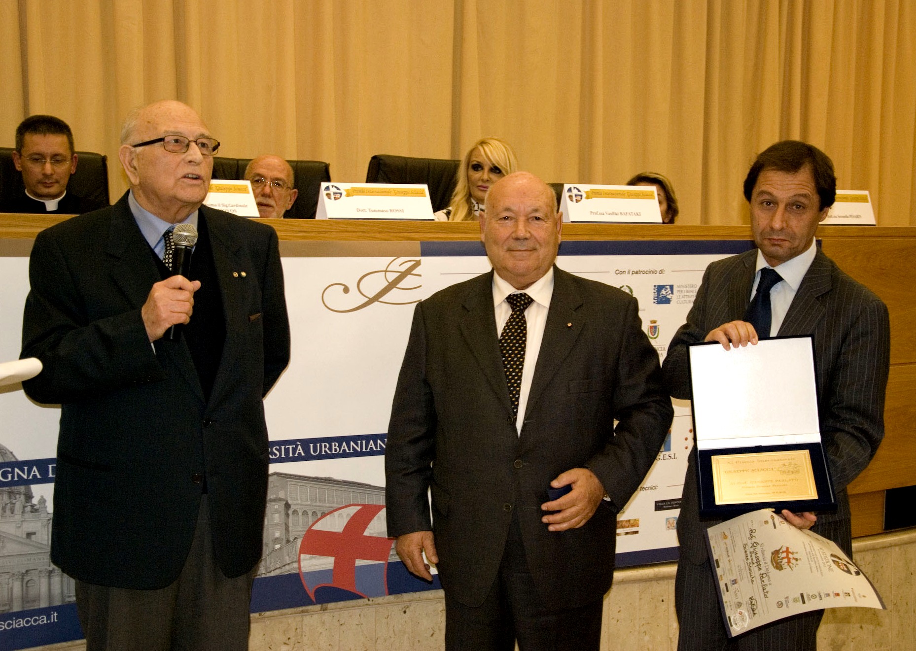 premio-sciacca-2012-giuseppe-parlato-storia-premiato-da-gaetano-rasi
