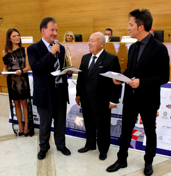 premio-sciacca-2014-diploma-di-merito-m_llo-carmine-forcella-premia-paolo-fatiga