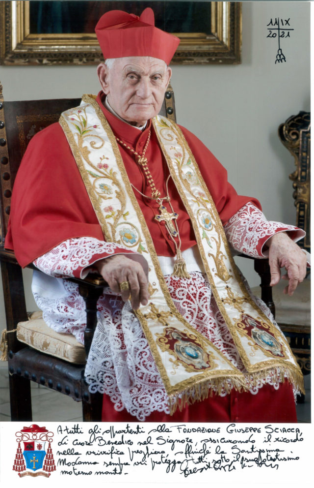 Sua Eminenza Reverendissima il Sig. Cardinale Ernest Simoni ha voluto omaggiare la Fondazione “Giuseppe Sciacca” di una fotografia con dedica e firma autografa
